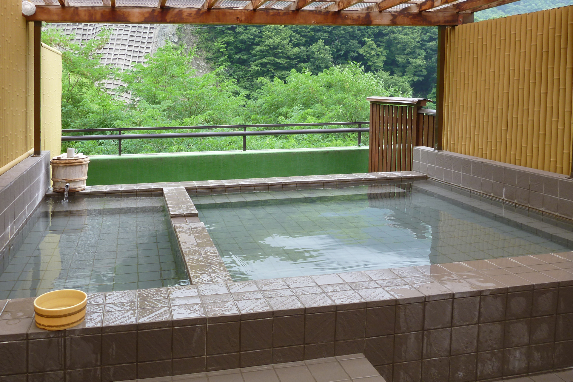 芦安温泉　岩園館