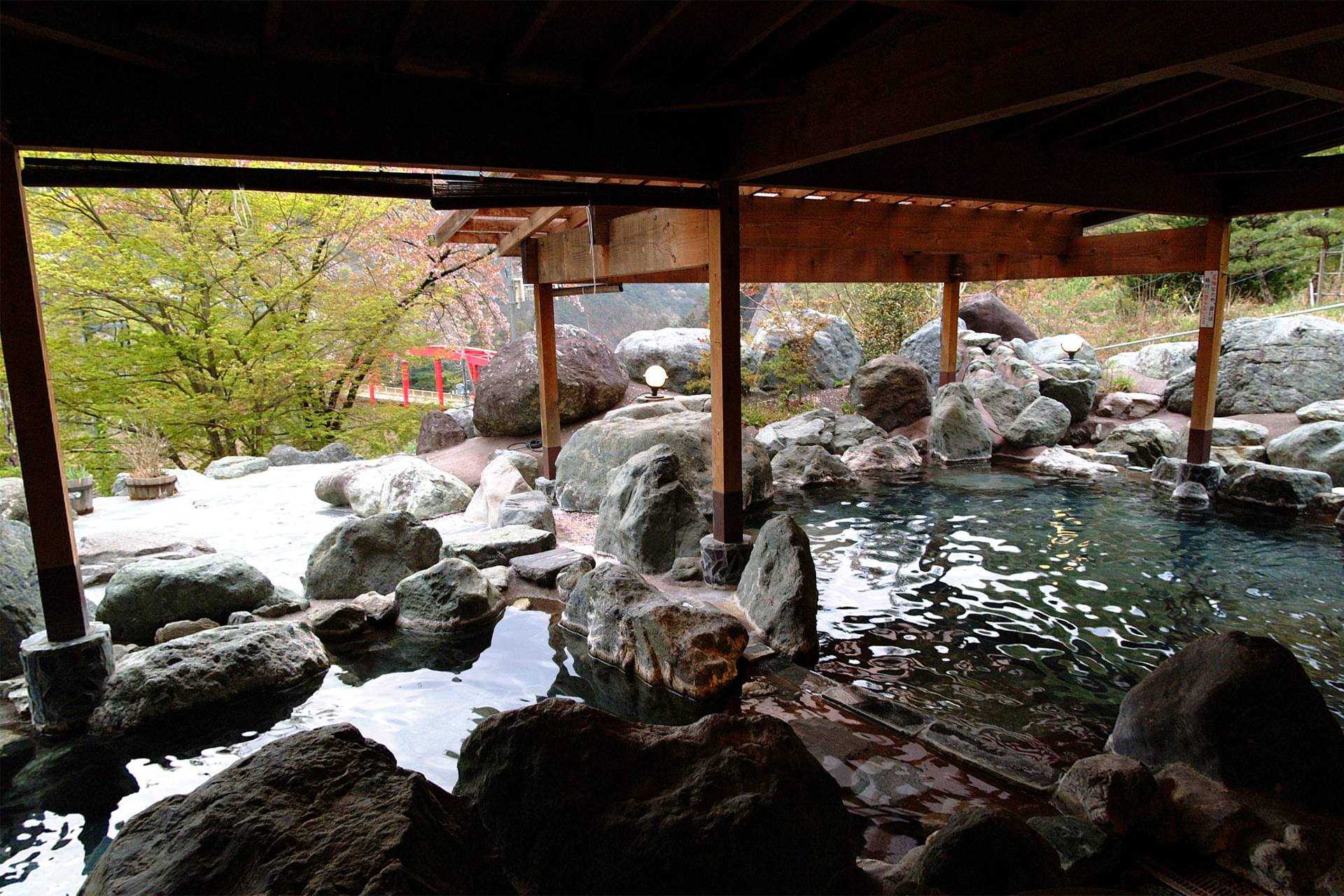 芦安温泉　岩園館