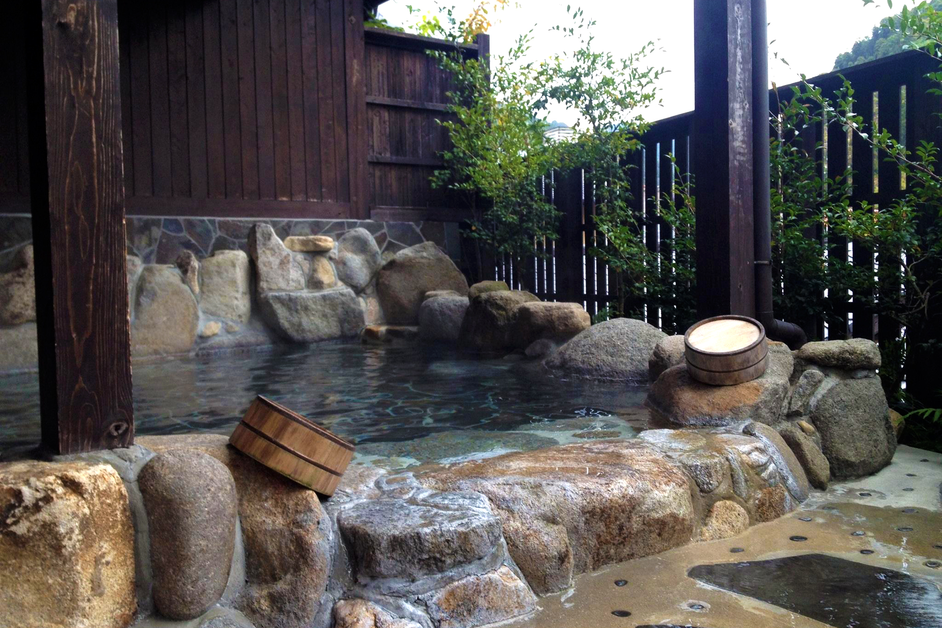 風がささやく離れの宿 山あかり