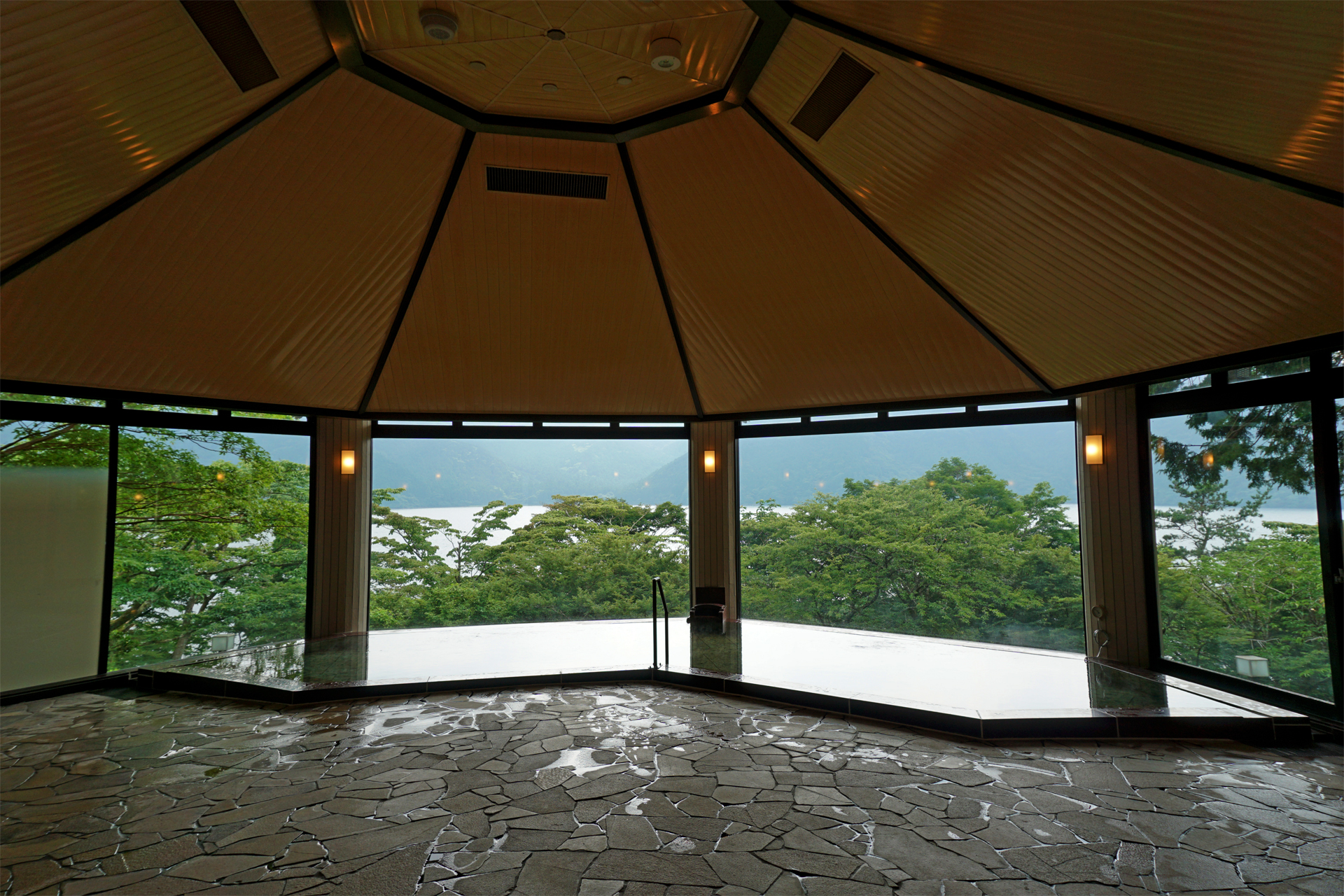 絶景日帰り温泉 龍宮殿本館