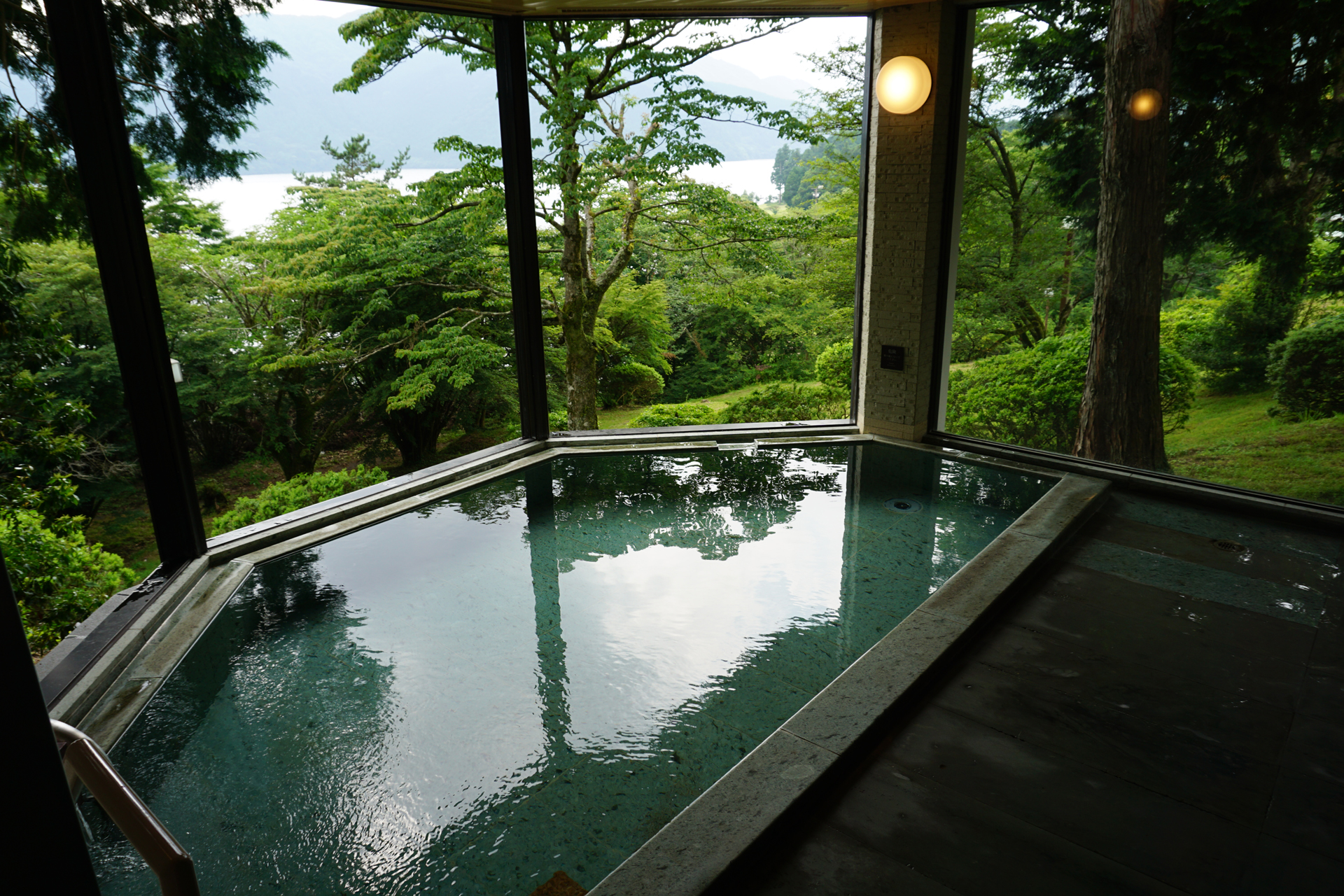 絶景日帰り温泉 龍宮殿本館