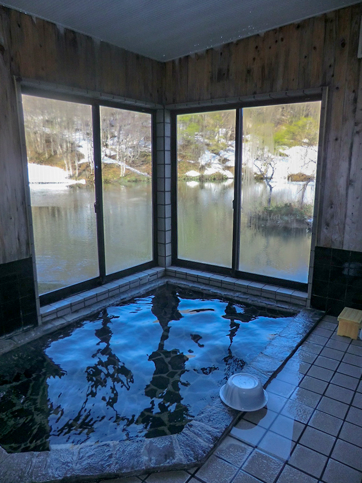 月山志津温泉 湖畔の宿五色亭